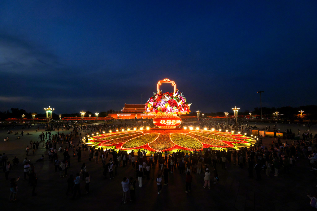 “祝福祖国”!北京天安门广场巨型花篮今夜亮灯了
