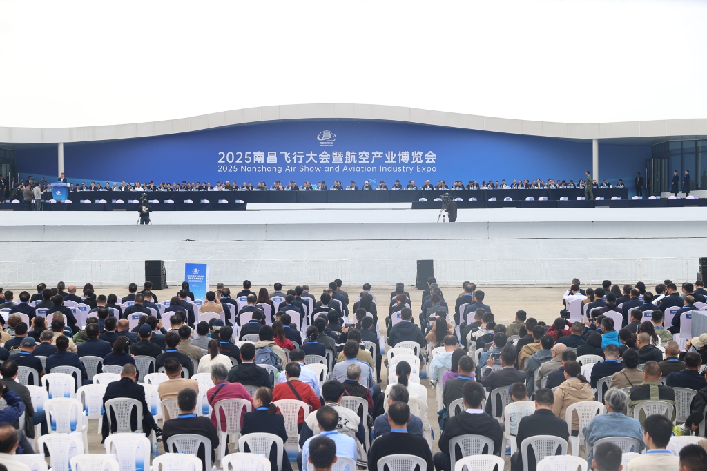 2025南昌飞行大会开幕,首次迎来军机飞行表演队